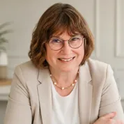Porträt von Cornelia Wyerhäuser aus dem Team von Freber & Partner