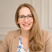 Porträt von Dana Freber aus dem Team von Freber & Partner